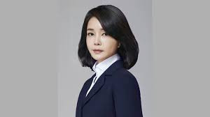 Bà Kim kết hôn với ông Yoon vào tháng 3/2012 sau nhiều năm tìm hiểu. Khi đó bà Kim 40 tuổi, ông Yoon 52 tuổi. Hai vợ chồng hiện chưa có con.