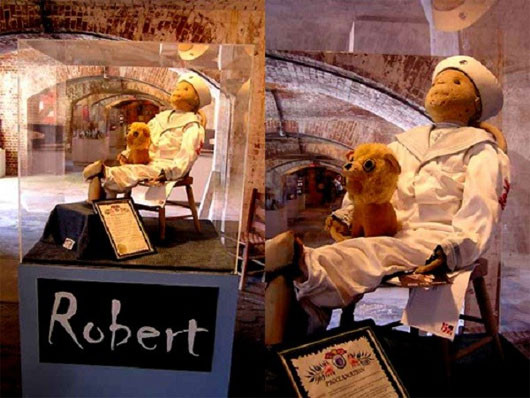 2. Huyền thoại về búp bê Robert: Khi nói đến những con búp bê ma ám, búp bê Robert của Mỹ được cho là nổi tiếng nhất. Búp bê Robert chính là nguồn cảm hứng để các nhà làm phim xây dựng nhân vật búp bê đáng sợ Chucky trong bộ phim nổi tiếng "Ma búp bê".