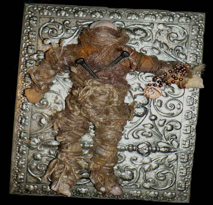 5. Búp bê Voodoo Zombie: Một người phụ nữ ở Mỹ đã mua con búp bê này trên trang mạng eBay. Cô khẳng định đã bị con búp bê ám ảnh hàng đêm, nó bước vào giấc mơ và tấn công cô. Khi không thể chịu được, cô bán lại nó trên eBay lần nữa.