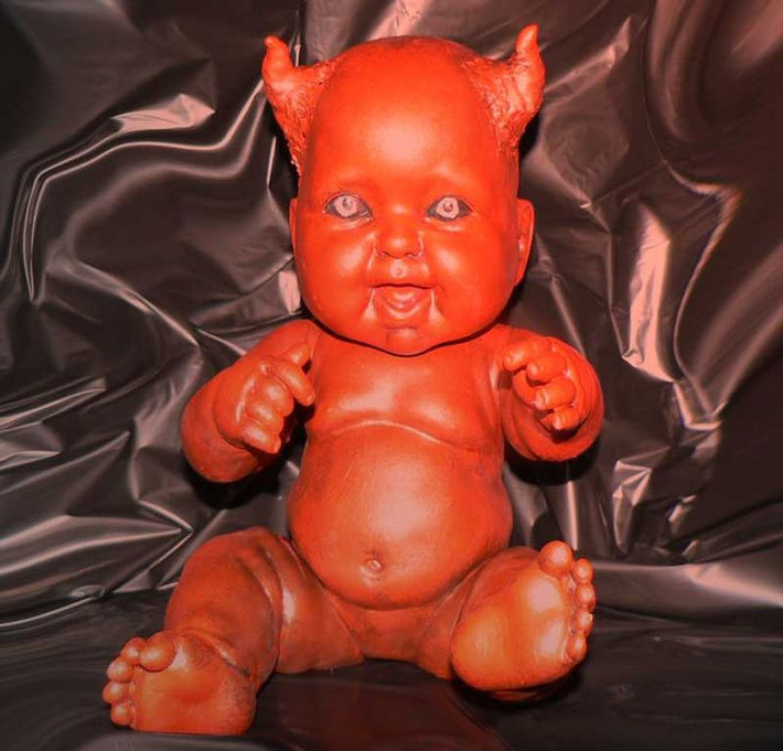 7. Búp bê Devil Baby: Một số con búp bê Devil Baby vẫn còn tồn tại đến ngày nay. Nghệ sĩ Ricardo Pustiano từng mua Devil Baby và sản xuất hàng loạt phiên bản khác đem bán. Khách hàng của anh khẳng định những con búp bê thường đưa mắt lén lút nhìn theo họ. Do đó, họ cho rằng con búp bê này bị ám và ác quỷ đang sống bên trong nó.
