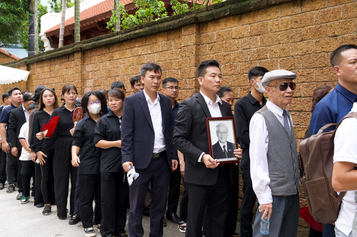 Ảnh của Tổng Bí thư Nguyễn Phú Trọng được người dân nâng niu, trân trọng.