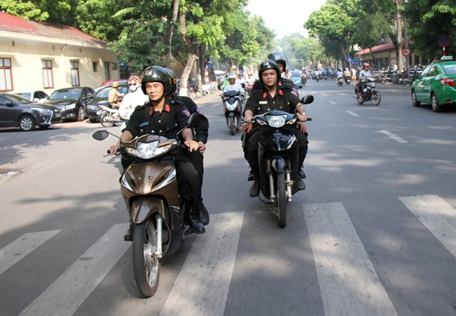 Thượng tá Nguyễn Ngọc Mẽ, trung đoàn trưởng trung đoàn CSCĐ, cho biết, đơn vị sẽ tập trung kiểm tra, xử lý các trường hợp xăm trổ, ngổ ngáo, chở người quá số lượng quy định, có hành vi lạng lách, đánh võng. Quá trình tuần lưu, CSCĐ sẽ không truy đuổi các trường hợp bỏ chạy mà phối hợp với lực lượng chức năng khác dừng xe hoặc xử phạt nguội.