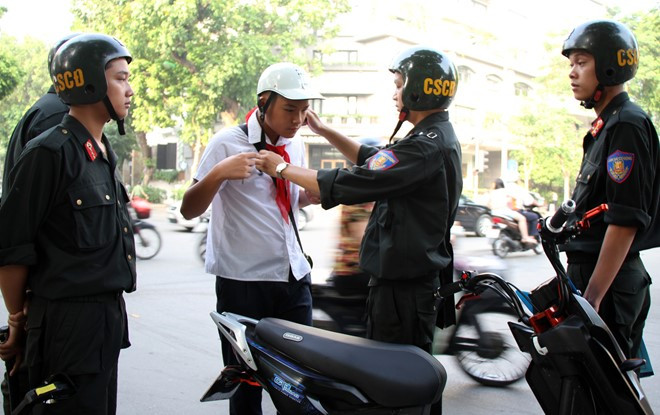 Một số học sinh mang theo mũ bảo hiểm nhưng treo ở khung xe cũng bị CSCĐ nhắc nhở, yêu cầu tuân thủ quy định pháp luật khi tham giao giao thông.
