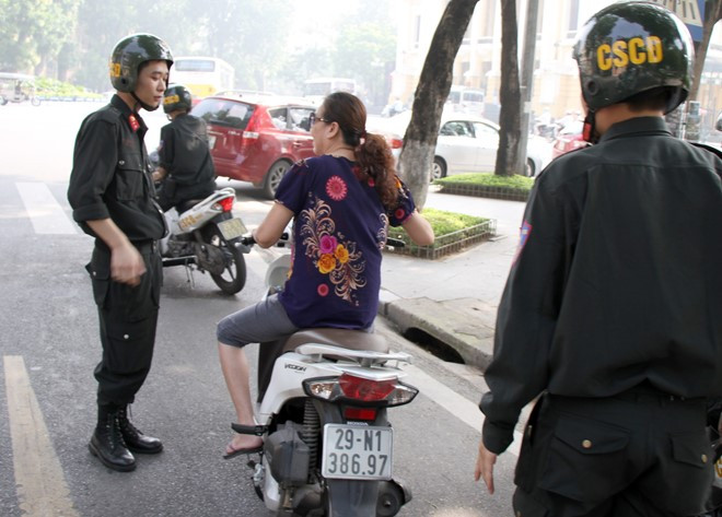 Bị dừng xe do không đội mũ bảo hiểm, bà Đỗ Thị Oanh (ở quận Hoàn Kiếm) tỏ ra bất ngờ khi CSCĐ tuần tra xử lý vi phạm giao thông vào ban ngày. Người phụ nữ này nói vừa đưa cháu đi học, do nhà gần trường nên bà không mang mũ bảo hiểm.