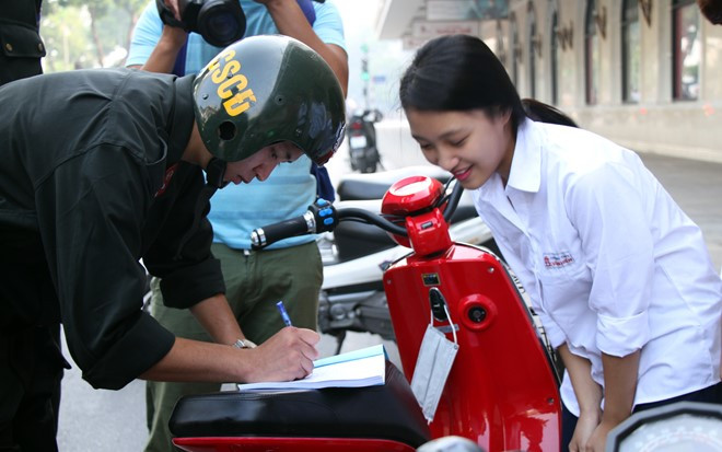 Đầu giờ sáng, CSCĐ dừng xe nhiều học sinh điều khiển xe đạp điện không đội mũ bảo hiểm. Lực lượng tuần tra đã lưu lại tên tuổi, địa chỉ người vi phạm để gửi thông báo vi phạm về gia đình và Sở GD-ĐT.