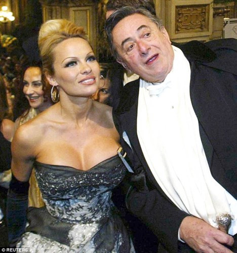Ông Richard Lugner nổi tiếng với việc vung tiền mời các ngôi sao hẹn hò với mình trong bữa tiệc Opera Ball tổ chức thường niên. Tại dạ tiệc Opera Ball 2013, ông cặp với người đẹp Pamela Anderson.