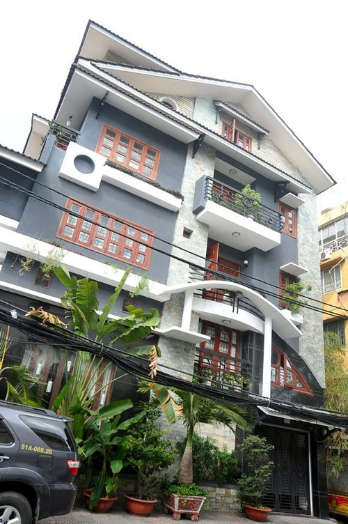 Ca sĩ Lý Hải cùng vợ Minh Hà và 3 nhóc tỳ đáng yêu đang sinh sống trong một căn biệt thự 2 mặt tiền đắt đỏ trên đường 3/2, quận 10, TP HCM. Dinh thự có giá trị lên đến hơn 40 tỷ đồng.