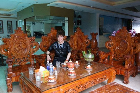 Nội thất phòng khách với gỗ làm chủ đạo, được chạm khắc tinh tế.