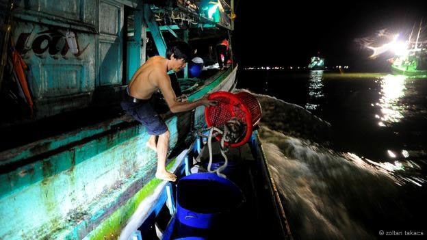 Đánh bắt rắn biển là công việc rủi ro cao cho ngư dân bởi họ có thể mất mạng nếu bị sinh vật biển này cắn. Loài rắn biển có nọc độc đặt biệt mạnh có thể khiến con người tử vong. Bên cạnh đó, việc đánh bắt nhiều cũng khiến loài rắn biển có nguy cơ tuyệt chủng.