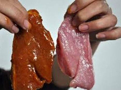 Thịt lợn ướp phụ gia, hóa chất để thành thịt bò: Bằng cách ướp hóa chất biến thịt lợn sề thành thịt bò, chủ kinh doanh có thể bán với giá gấp 3 lần thịt lợn tại các lò mổ, từ 60.000 – 70.000 đồng lên 200.000 đồng/kg.