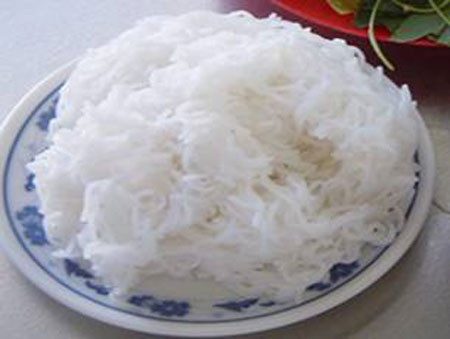 Theo nhận định của cơ quan chức năng, tẩy trắng bún, bánh canh bằng chất huỳnh quang là một hành động gây nguy hại cho sức khỏe người tiêu dùng. Huỳnh quang (tinopal) là chất tẩy rửa cực mạnh dùng sản xuất giấy, vải, sợi, dùng làm trắng sáng sản phẩm. Bộ Y tế không cho phép sử dụng chất này trong chế biến thực phẩm.