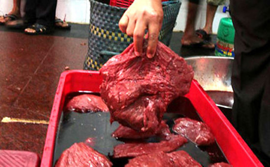 Nhiều chủ quán cơm bình dân, quán phở, cửa hàng bán thịt bò khô cũng tự chế thịt lợn thành thịt bò bằng phẩm màu hoa hiên và một số phụ gia trong quá trình nấu, để đánh lừa người tiêu dùng và gia tăng lợi nhuận. Thịt bò bị làm giả không có mùi thơm, vị ngọt và bở hơn so với thịt bò thật.