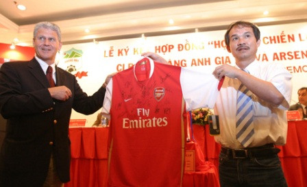 Dù trong hợp đồng mời Arsenal sang Việt Nam có điều khoản yêu cầu bảo mật, không tiết lộ về mức chi phí. Tuy nhiên, trước đó, có tin đồn Eximbank và HAGL đã phải chi 2 triệu USD cho trận đấu duy nhất của Arsenal.