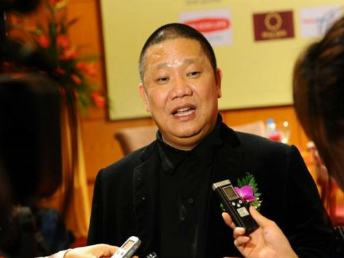 Trùng với thời điểm mời chàng trai không tay không chân đến Việt Nam, giá chứng khoán của Tập đoàn Hoa Sen tăng mạnh, giúp trị giá tài sản bằng cổ phiếu của ông Vũ tăng tới 170 tỷ đồng. Ông chủ Tôn Hoa Sen cũng lần đầu lọt vào danh sách 10 người giàu nhất trên sàn chứng khoán Việt. Đây không phải lần đầu đại gia Việt chi số tiền "khủng" để mời người nổi tiếng sang nước ta.
