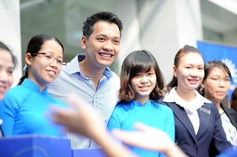 Trần Hùng Huy cũng trở thành nhân vật ít tuổi nhất tại ACB giữ vị trí Chủ tịch Ngân hàng Á Châu. Ngoài việc nắm quyền điều hành ngân hàng, Trần Hùng Huy còn đang sở hữu khối tài sản trị giá hơn 450 tỷ đồng cổ phiếu ACB. Ảnh: Chủ tịch Trần Hùng Huy cùng nhân viên ngân hàng ACB.