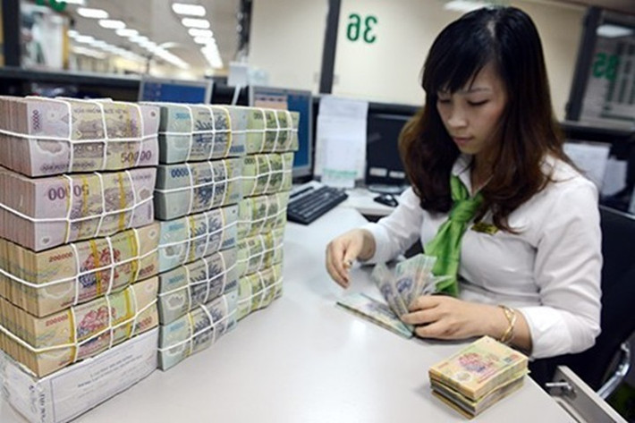 Cụ thể, mỗi nhân viên Vietcombank nhận lương 22,7 triệu đồng/người/tháng trong quý 2/2016. Nếu so với quý 1, con số này đã bị giảm 2,6 triệu đồng/người/tháng.