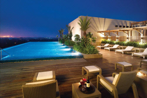 Swissôtel Kolkata là khách sạn 5 sao sang trọng tại quận Rajarhat ở thành phố Kolkata (Ấn Độ). Du khách có thể ngắm toàn cảnh thành phố trong khi thư giãn trong bể bơi hay quán bar trên tầng thượng của khách sạn.