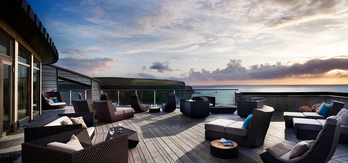 Nằm cạnh bờ biển tại vùng Cornwall (Anh), khách sạn Scarlet có khu thư giãn trên tầng mái với hướng nhìn ra bãi biển tuyệt đẹp. Scarlet là một trong những khách sạn có tầng mái đẹp nhất thế giới.