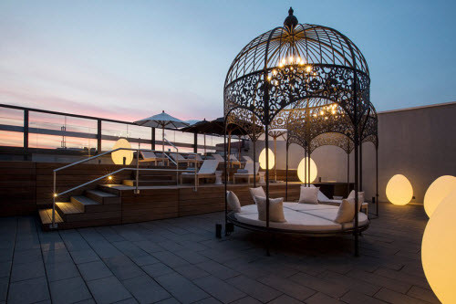 Khách sạn Kameha Grand ở thành phố Zurich (Thụy Sĩ), gây ấn tượng với dịch vụ spa ngoài trời trên tầng thượng. Từ đây, du khách có thể ngắm cảnh toàn cảnh thành phố xung quanh.