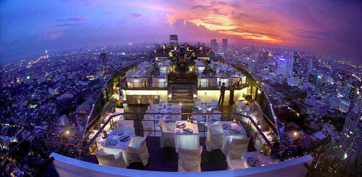 Khách sạn Banyan Tree tại thành phố Bangkok,Thái Lan, có một quán bar và nhà hàng ngoài trời trên sân thượng. Từ đây, du khách có thể ngắm toàn cảnh của thành phố Bangkok.