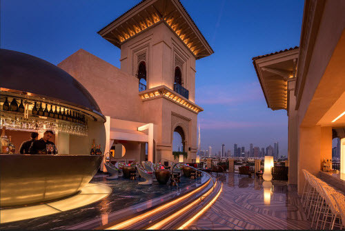 Quán bar tầng thượng Mercury Lounge của khách sạn Four Seasons ở thành phố Dubai có hướng nhìn tuyệt đẹp ra vịnh Ả Rập.