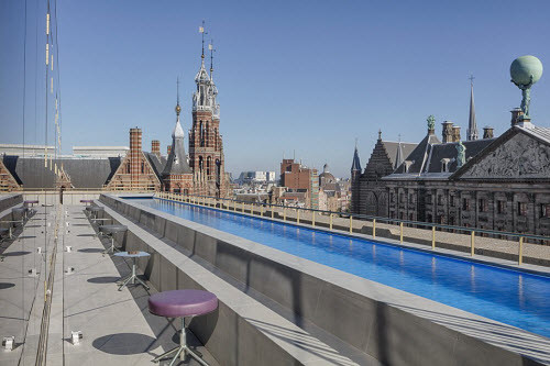 Khách sạn The W ở Amsterdam (Hà Lan), có quán bar và bể bơi trên tầng thượng để du khách thư giãn và ngắm cảnh thành phố.