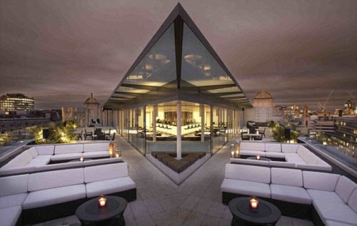 Từ quán bar trên nóc khách sạn ME London (Anh), du khách có thể ngắm nhà thờ St. Paul's và vòng quay khổng lồ London Eye.