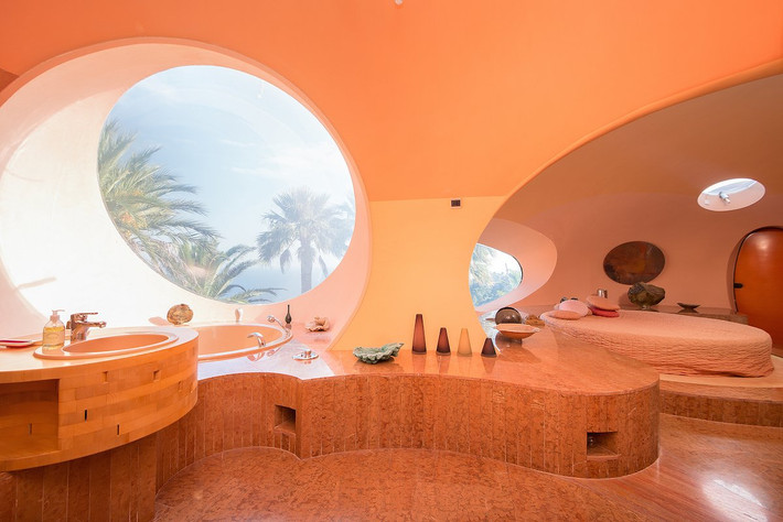 Phòng tắm giống với phòng spa, bệ và bồn tắm đều là hình tròn. Bạn khó lòng có thể tìm các đường nét thẳng trong ngôi nhà này.