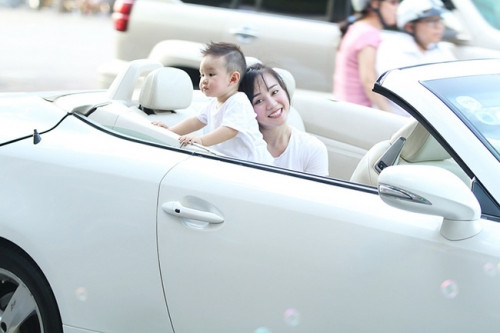 Trong lần trở về Việt Nam vài tháng trước, Vy Oanh đã lái xe sang đưa con trai đi dạo trên phố Nguyễn Huệ ở TP HCM. Chiếc xe mui trần màu trắng khiến nhiều người dành cho cô ánh mắt ghen tỵ. Theo giới chơi xe, chiếc xe này có giá lên đến cả tỷ đồng.