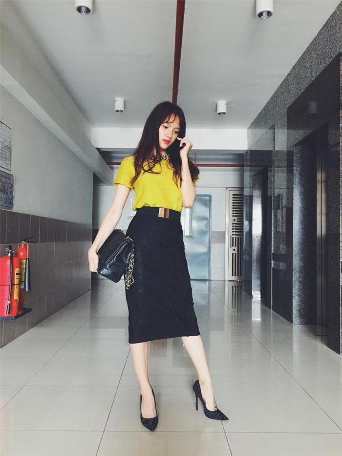 Cô nàng diện chân váy bó, cao gót đính hạt và chiếc túi hàng hiệu Chanel.
