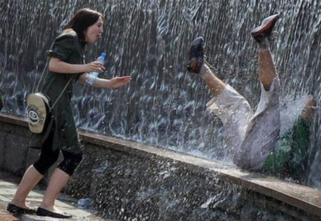 Nóng thì vào đây tắm cho mát nhé anh yêu.