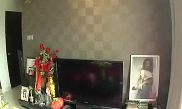 Trong không gian sống của mình, cô khá chú trọng đến phong thủy và treo khá nhiều bức ảnh của mình.