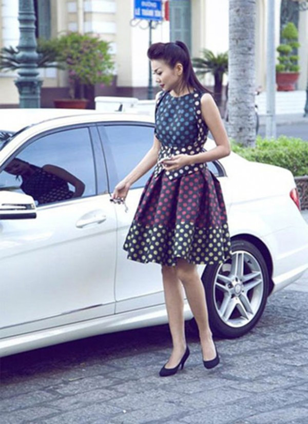 Trước đó, siêu mẫu Thanh Hằng cũng sử dụng chiếc Mercedes màu trắng có giá khoảng hơn 2 tỷ đồng.