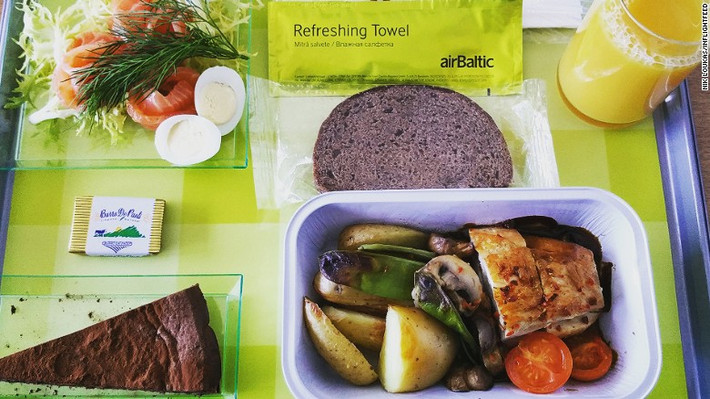 Air Baltic với khay đồ ăn sáng tạo đã hình thành bước phát triển, đổi mới trong cách chế biến cũng như trình bày món ăn trên máy bay. Các hành khách có thể lựa chọn đồ ăn cho chuyến bay sắp tới của họ, từ salad tới món tráng miệng.