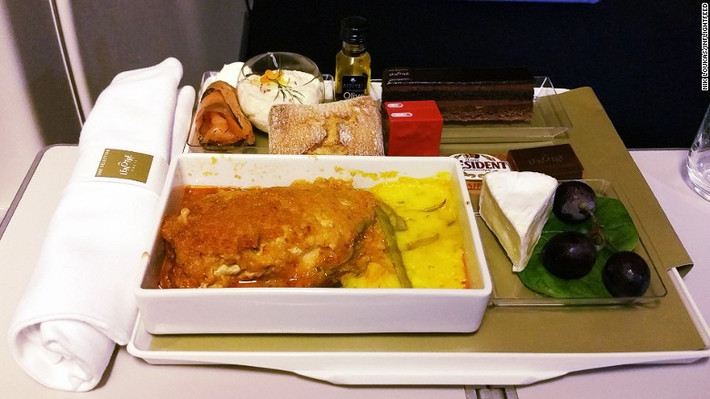 Nik cũng đáng giá cao đồ ăn của hãng Air France của Pháp. Anh đã chi 28 euro để thưởng thức một bữa ăn như vậy trên chuyến bay từ Paris tới Singapore.
