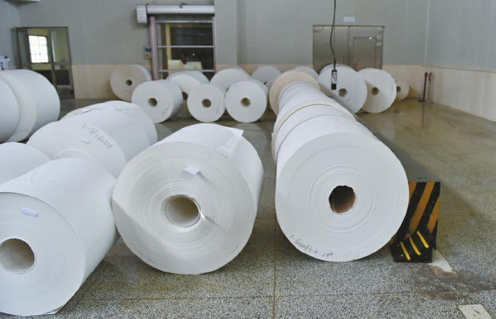 Loại giấy đặc biệt có thành phần chính là cotton được sử dụng để in tiền. Quá trình in tiền từ những cuộn giấy trong ảnh kéo dài trong khoảng một tháng.