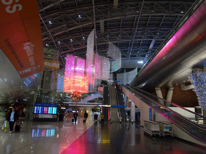 2. Sân bay quốc tế Incheon (Hàn Quốc): Nằm trên một hòn đảo ngay ngoài thủ đô Seoul của Hàn Quốc, Incheon là nơi đặt trụ sở của hãng Korean Air và là sân bay đông khách thứ 24 thế giới (41,7 triệu lượt khách mỗi năm). Sân bay này có nhiều tiện ích, cửa hàng mua sắm và ăn uống, cùng nhiều buổi biểu diễn văn hóa phục vụ du khách. Thậm chí, sân bay còn có cả một bảo tàng văn hóa Hàn Quốc.