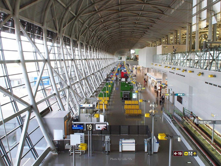 6. Sân bay quốc tế Kansai (Nhật Bản): Nằm trên đảo nhân tạo ngoài khơi Osaka, sân bay quốc tế Kansai có kiến trúc hiện đại, cơ sở vật chất sạch sẽ và nhân viên thân thiện. Sân bay còn có đài quan sát Sky View cho du khách ngắm cảnh máy bay hạ cánh và cất cánh.