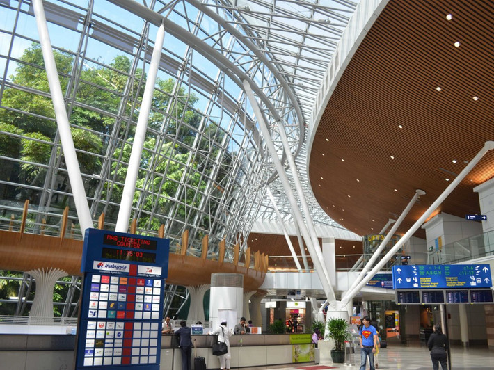 10. Sân bay quốc tế Kuala Lumpur (Malaysia): Nằm cách thủ đô của Malaysia khoảng 56 km, Kuala Lumpur là một trong những sân bay đông khách nhất Đông Nam Á (47,5 triệu lượt khách mỗi năm). Sân bay này có đường bộ và đường tàu thuận tiện, với rừng rậm và thác nước độc đáo trong khuôn viên.