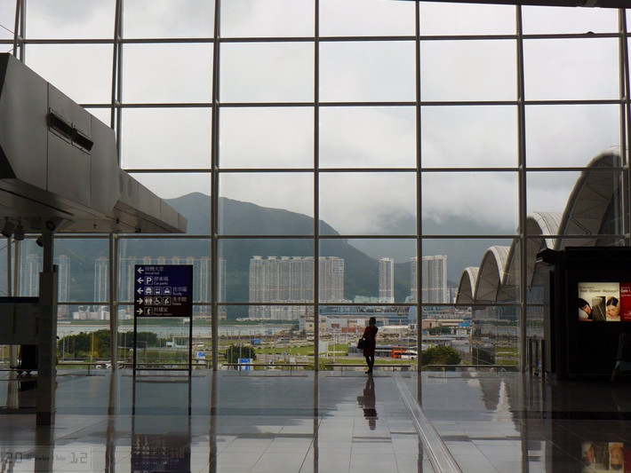 4. Sân bay quốc tế Hong Kong (Trung Quốc): Được xây dựng trên một hòn đảo nhân tạo ngoài khơi Hong Kong, sân bay quốc tế này là một trong những sân bay đông khách nhất thế giới (63,1 triệu lượt khách), với nhiều tiện ích phục vụ du khách, trong đó có sân golf gần nhà ga số 2.