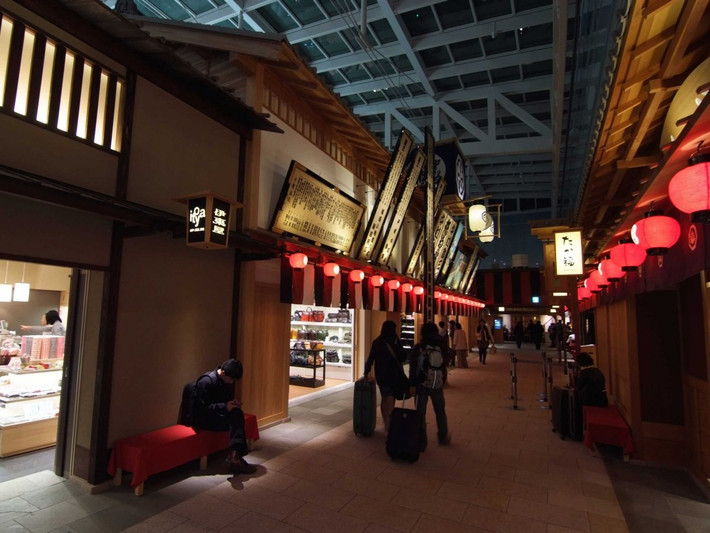 3. Sân bay quốc tế Tokyo Haneda (Nhật Bản): Haneda là một trong 2 sân bay quốc tế chính ở Tokyo. Với vị trí chỉ cách thủ đô của Nhật Bản vài cây số, Haneda đón tới 72,8 triệu lượt khách mỗi năm (đông khách thứ 4 thế giới). Sân bay này được biết đến với dịch vụ hiệu quả, cơ sở vật chất sạch sẽ và nhiều cửa hàng mua sắm.