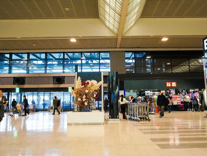 7. Sân bay quốc tế Tokyo Narita (Nhật Bản): Sân bay Narita nằm cách Tokyo 56 km, đón khoảng 35,6 triệu khách mỗi năm. Sân bay Narita được đánh giá cao nhờ nhân viên thân thiện và làm việc hiệu quả, cơ sở vật chất sạch sẽ và nhiều lựa chọn ăn uống.