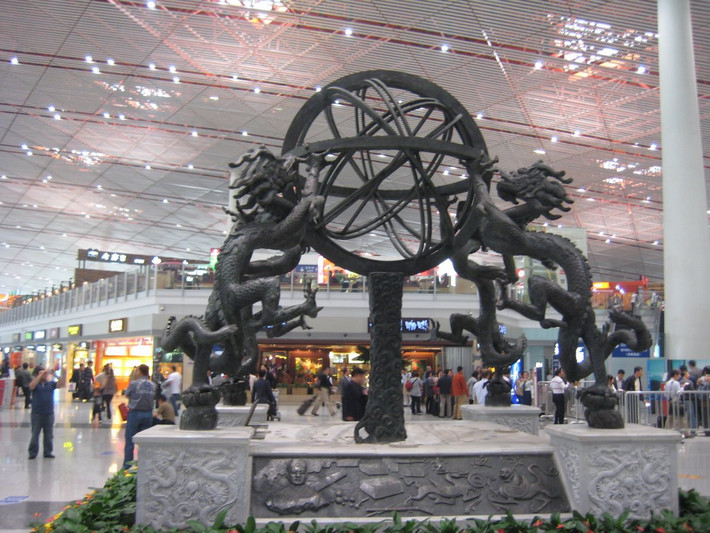 8. Sân bay quốc tế Bắc Kinh (Trung Quốc): Là sân bay đông khách thứ 2 thế giới (đón 83,7 triệu lượt khách mỗi năm), sân bay Bắc Kinh có vai trò quan trọng trong sự phát triển của thủ đô Trung Quốc. Sân bay được mở rộng và nâng cấp, với nhà ga 3 được đánh giá là nhà ga tốt thứ 10 thế giới.