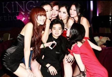 Hàng loạt bức ảnh ăn chơi và thể hiện cuộc sống xa hoa của cô nàng đã trở thành tâm điểm trên khắp trang mạng Trung Quốc. Đó chính là cô nàng Zhang Jiale, con gái nhà tài phiệt Zhang Jun, chủ tịch hãng bảo hiểm Sino-life nổi tiếng tại Thâm Quyến.