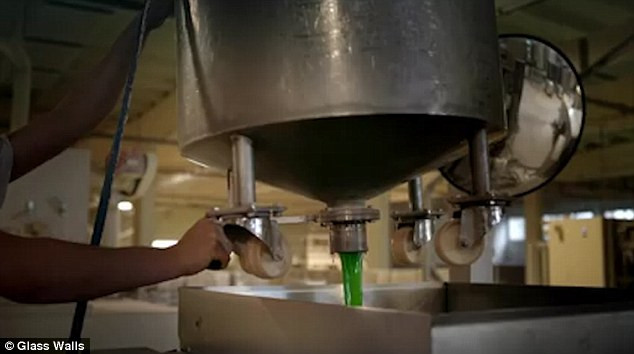 Nguyên liệu tạo ra gelatin chính là xương và da động vật, mà trong đó, chủ yếu là các loại xương hay da của trâu, bò, lợn hay các dây chằng, dây gân...