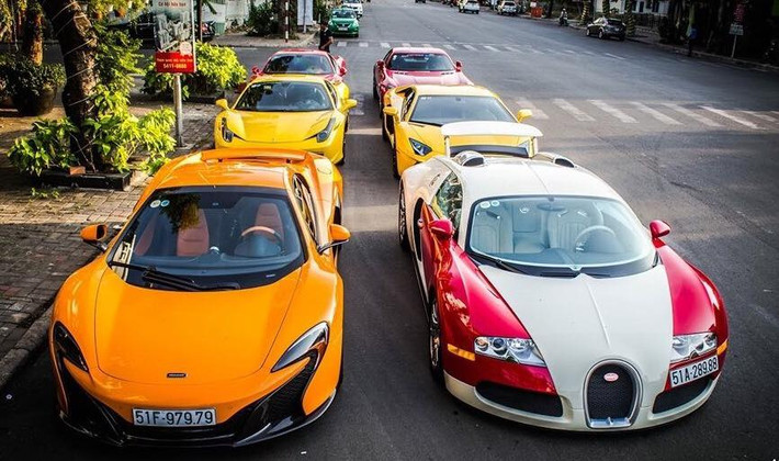 Ngoài ra, Minh Nhựa còn sở hữu một dàn siêu xe đình đám khiến nhiều người phải trầm trồ ngưỡng mộ.