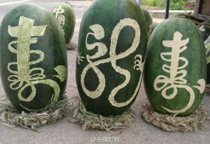 Theo QQ, ông Gu Xinliang năm nay trồng được hơn ba tấn dưa hấu và hơn một tấn dưa lê. Trước thị trường dưa hấu đang bão hòa, ông đã bán hết 3 tấn dưa trong vòng 11 ngày nhờ khắc chữ thư pháp lên quả.