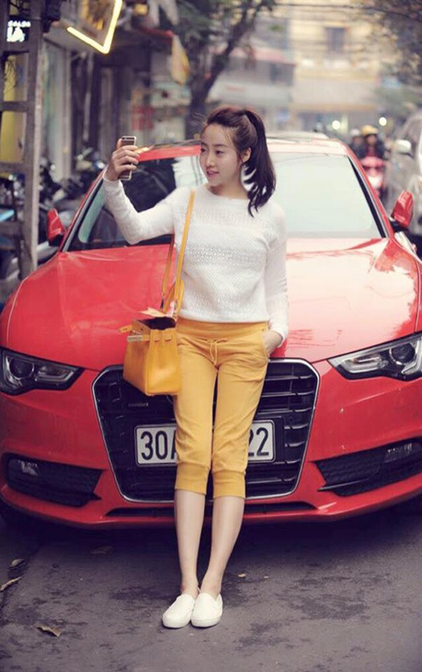 Vũ Hồng Phúc sinh năm 1986, đã có 3 con và từng trải qua một cuộc hôn nhân đổ vỡ. Hiện tại, “Cún Bông” đang sống tại Time City và một mình nuôi 3 con (2 con trai và 1 con gái). Hiện tại, cô kinh doanh nước giải khát, thời trang và sở hữu 2 nhà lẩu mắm trên phố Văn Cao.