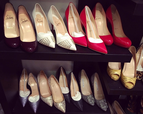 Kệ giày của Bích Hằng tràn ngập các thiết kế Christian Louboutin đa dạng cả về kiểu dáng lẫn màu sắc. Khoảng 100 đôi giày được chủ nhân sắp xếp gọn gàng theo từng quy tắc riêng.