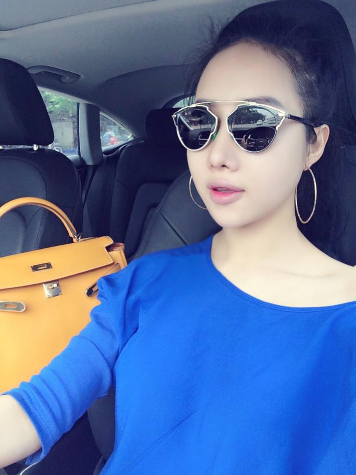 Hồng Phúc đang có trong tay 10 chiếc túi Hermes đắt đỏ. Trong đó, giá trị nhất là chiếc Hermes birkin da cá sấu màu đỏ sẫm giá 1,3 tỷ đồng; chiếc Hermes 3 màu giá 700 triệu, 3 chiếc túi khác khoảng 500 triệu, những chiếc còn lại giá hơn 300 triệu.